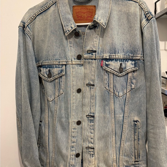 Vintage Levi's Men's Denim Jacket - Picture 3 of 6
